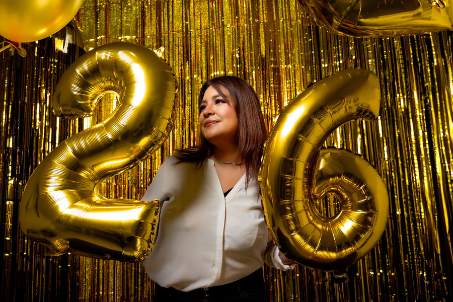 Sesión de cumpleaños con globos dorados